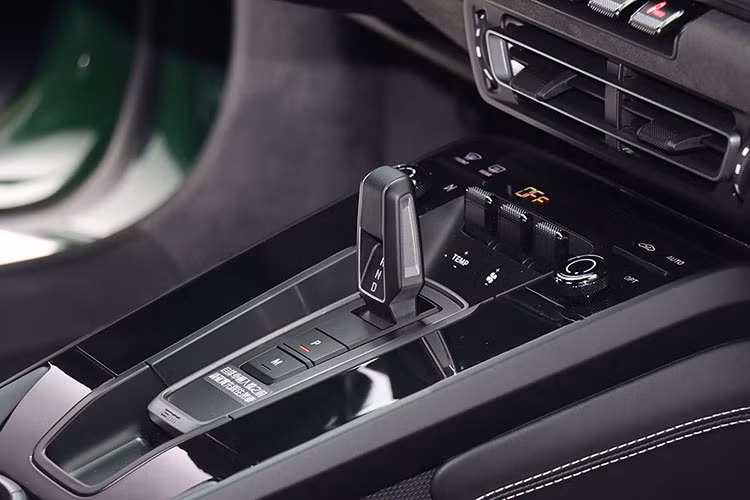 Vì được thiết kế dựa trên chiếc 911 GTS bản tiêu chuẩn nên phiên bản đặc biệt này vẫn được trang bị động cơ boxer 3.0 L tăng áp kép cho công suất 473 mã lực và mô-men xoắn 569 Nm.