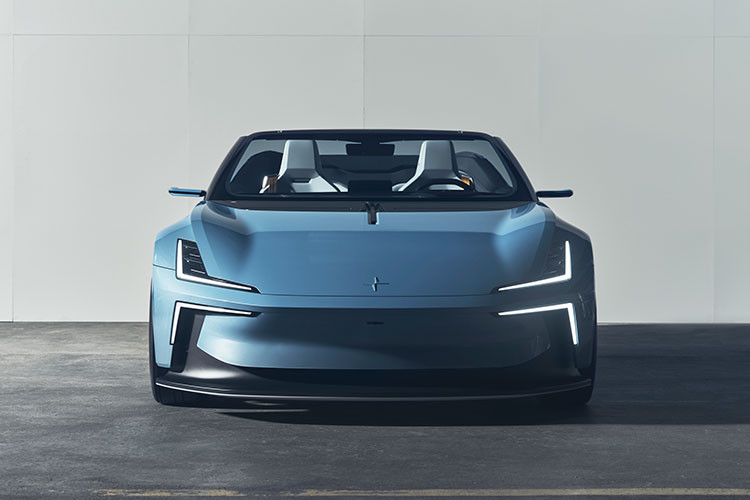 Tuy nhiên, cho tới nay, thương hiệu mới chính thức xác nhận về việc sẽ sản xuất thương mại mẫu Polestar O2 mui trần chạy điện trong vòng vài năm tới. Tháng trước, Giám đốc điều hành của Polestar nói rằng ông muốn xem phiên bản sản xuất của mẫu xe ý tưởng O2 và hôm nay thương hiệu đã chính thức xác nhận điều đó.