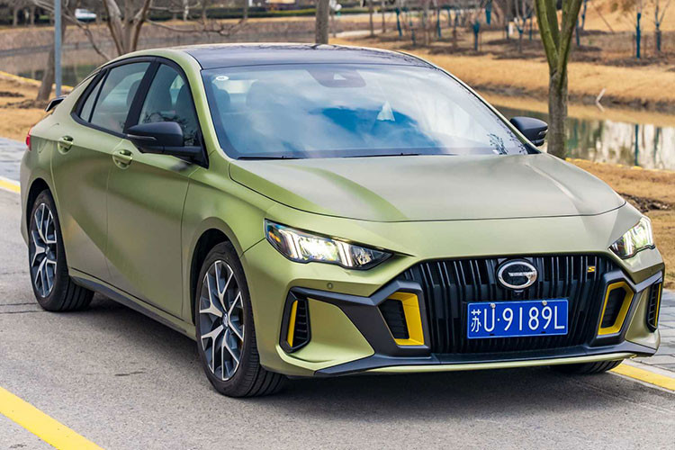 Trumpchi Empow là một mẫu sedan chất thể thao với mức giá phải chăng, và thiết kế khá thú vị. Từ những gì được thấy trong video, nó trông giống như một sự pha trộn giữa Lexus, Hyundai/Kia, và thậm chí cả các đặc điểm thiết kế của Mercedes-Benz. 