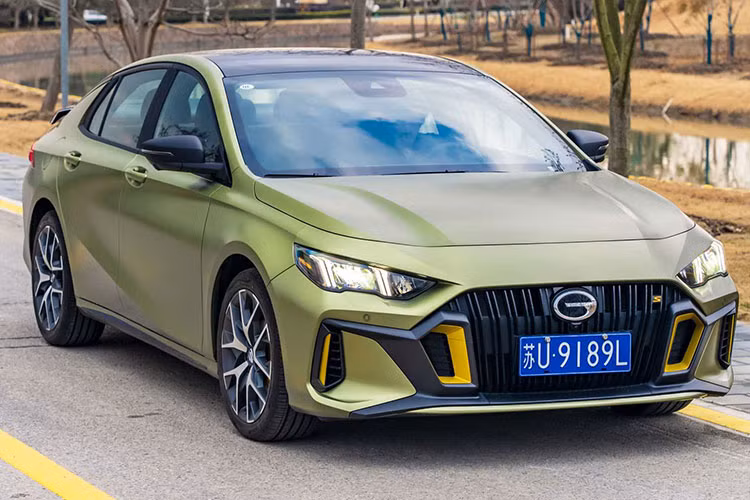 Trumpchi Empow là một mẫu sedan chất thể thao với mức giá phải chăng, và thiết kế khá thú vị. Từ những gì được thấy trong video, nó trông giống như một sự pha trộn giữa Lexus, Hyundai/Kia, và thậm chí cả các đặc điểm thiết kế của Mercedes-Benz. 