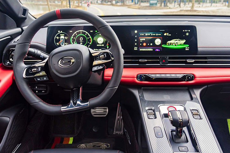 Nhìn vào đuôi xe, bạn đừng để hệ thống 4 đầu ống pô đánh lừa bởi mẫu sedan này thực tế chỉ trang bị một động cơ xăng tăng áp 4 xi-lanh dung tích 1.5 lít. Nó có thể sản sinh 177 mã lực và 270 Nm mô-men xoắn cực đại, và được phối hợp với một hộp số ly hợp kép tự động 7 cấp.