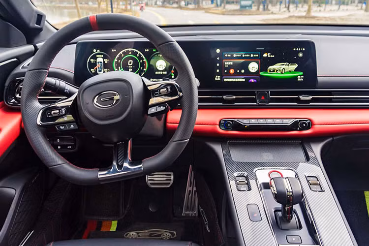 Nhìn vào đuôi xe, bạn đừng để hệ thống 4 đầu ống pô đánh lừa bởi mẫu sedan này thực tế chỉ trang bị một động cơ xăng tăng áp 4 xi-lanh dung tích 1.5 lít. Nó có thể sản sinh 177 mã lực và 270 Nm mô-men xoắn cực đại, và được phối hợp với một hộp số ly hợp kép tự động 7 cấp.