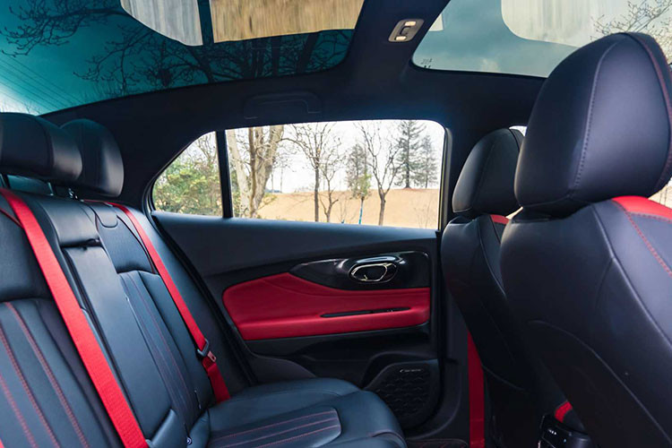 Tiếng ống xả đã được tăng cường bởi hệ thống loa chứ không phải âm thanh tự nhiên. Tại thị trường Trung Quốc, giá xe GAC Trumpchi Empow 2022 khoảng 98.000 – 130.000 nhân dân tệ (tương đương 350 – 460 triệu đồng), một mức giá không tồi dành cho một mẫu sedan thể thao đẹp mã.