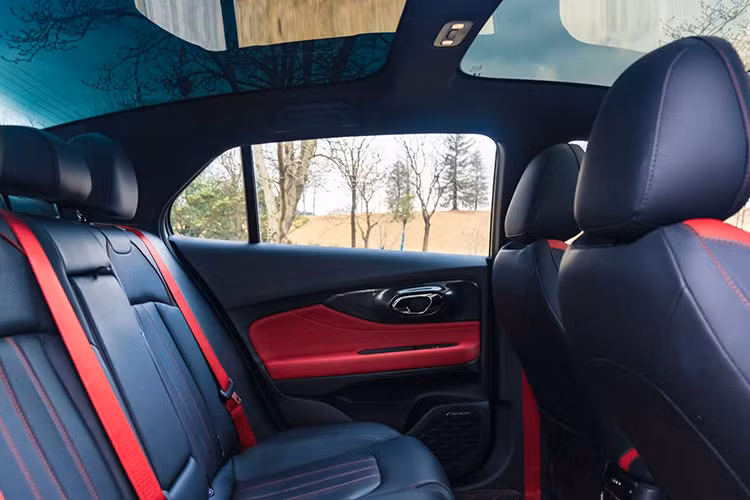 Tiếng ống xả đã được tăng cường bởi hệ thống loa chứ không phải âm thanh tự nhiên. Tại thị trường Trung Quốc, giá xe GAC Trumpchi Empow 2022 khoảng 98.000 – 130.000 nhân dân tệ (tương đương 350 – 460 triệu đồng), một mức giá không tồi dành cho một mẫu sedan thể thao đẹp mã.