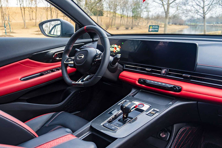 Theo người đánh giá xe từ “Wheelsboy” giải thích rằng chiếc xe này khá là nhanh để lái hàng ngày, nhưng chức năng bẻ lái có phần nhẹ hơn hầu hết các đối thủ. Âm thanh trong cabin nghe khác là đã tai nhưng hóa ra là giả. 