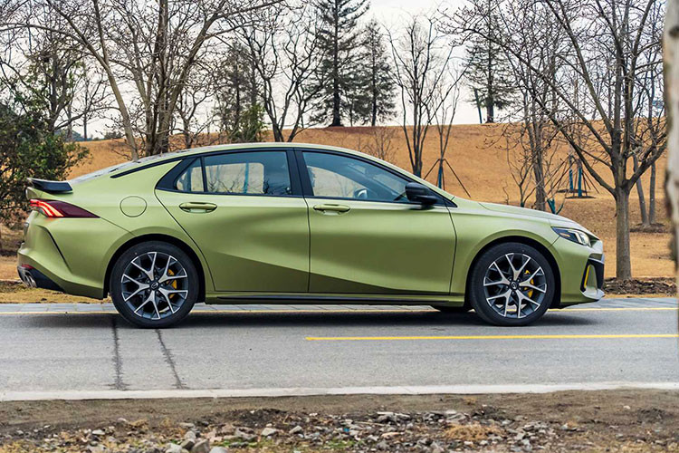 Tuy nhiên, mẫu xe sedan GAC Trumpchi Empow dường như đã kết hợp mọi thứ một cách khéo léo để tránh gây cảm giác đây là một sản phẩm nhái rẻ tiền dựa theo một mẫu xe nổi tiếng cụ thể nào đó.