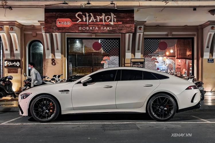 Một trong những điểm nổi bật trên Mercedes-AMG GT 63S nói riêng và dòng xe AMG GT Coupe nói chung chính nằm ở thiết kế tới 4 chỗ ngồi của xe. Điều này ít nhất sẽ làm chủ nhân có được một không gian thoải mái cũng như gia tăng sự thực dụng mỗi khi cần chở theo bạn bè, gia đình. Ngoài ra, khoang cốp xe cũng đủ rộng để chứa được khoảng 2 chiếc vali full-size kèm theo nhiều đồ vật khác.