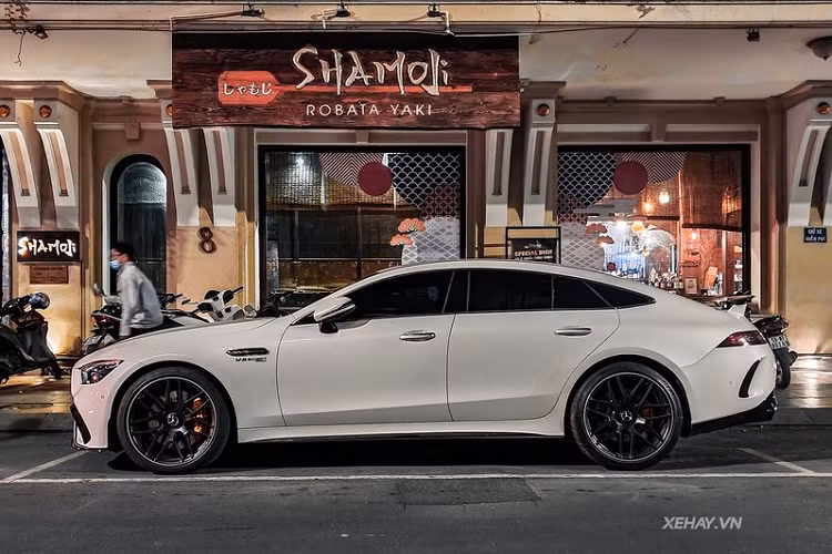 Một trong những điểm nổi bật trên Mercedes-AMG GT 63S nói riêng và dòng xe AMG GT Coupe nói chung chính nằm ở thiết kế tới 4 chỗ ngồi của xe. Điều này ít nhất sẽ làm chủ nhân có được một không gian thoải mái cũng như gia tăng sự thực dụng mỗi khi cần chở theo bạn bè, gia đình. Ngoài ra, khoang cốp xe cũng đủ rộng để chứa được khoảng 2 chiếc vali full-size kèm theo nhiều đồ vật khác.