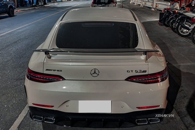 Chiếc xe thể thao hạng sang Mercedes-AMG GT 63S được trang bị ghế ngồi thiết kế kiểu xe đua, gói nội/ngoại thất AMG, ốp trang trí sợi carbon cùng hệ thống âm thanh hàng hiệu Bowers &amp; Wilkins.