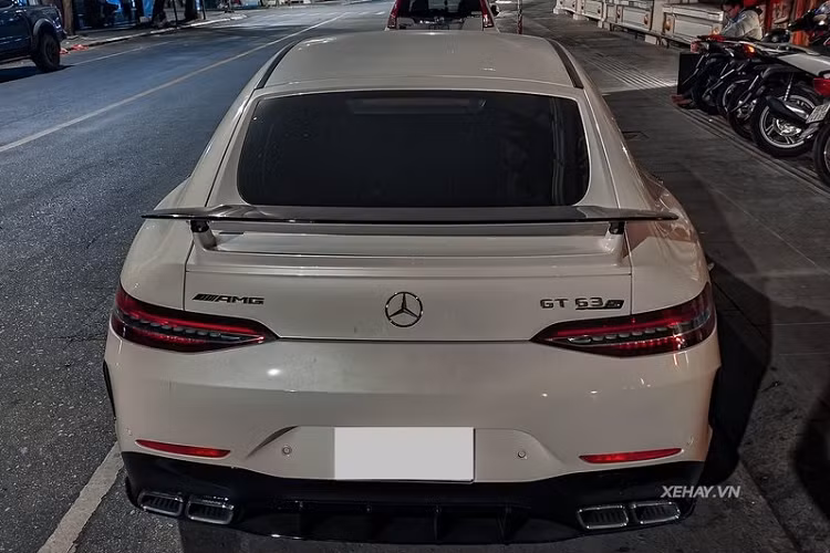 Chiếc xe thể thao hạng sang Mercedes-AMG GT 63S được trang bị ghế ngồi thiết kế kiểu xe đua, gói nội/ngoại thất AMG, ốp trang trí sợi carbon cùng hệ thống âm thanh hàng hiệu Bowers &amp; Wilkins.