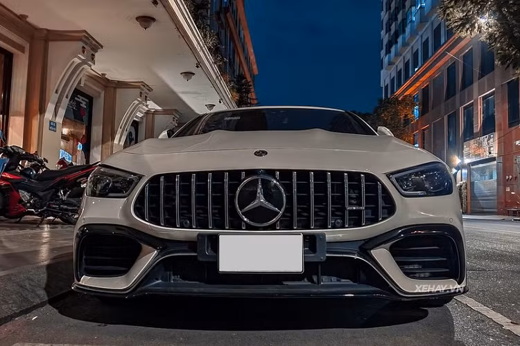 Di chuyển ra sau, xe được trang bị hệ thống ống xả kép AMG hiệu năng cao, cụm đèn hậu dạng LED thiết kế nhẹ nhàng, bộ khuếch tán cỡ lớn và cánh gió đặt cố định trên nắp cốp để tăng thêm lực ép cho thân xe.