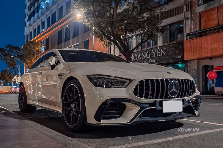 Giá xe Mercedes-AMG GT 63S bán ra chính hãng tại Đức từ 184.400 USD (khoảng 4,25 tỷ đồng). Sau khi đóng đủ thuế để lăn bánh với biển trắng tại Việt Nam được dự đoán sẽ có giá ngang ngửa hoặc hơn cả siêu xe GT R, khoảng hơn 10 tỷ đồng.
