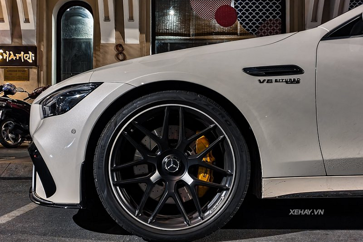 Điểm đặc trưng trong thiết kế của xe sang Mercedes-AMG GT 63S nói riêng và dòng AMG GT 4-Door nói chung chính là phần mũi xe dài, đầu xe dữ dằn với hai khe hút gió lớn, lưới tản nhiệt nan dọc Panamericana, cụm đèn chiếu sáng MULTIBEAM LED hiện đại, nắp ca-pô dập gân mạnh mẽ và khoang lái được đẩy tối đa về phía sau.