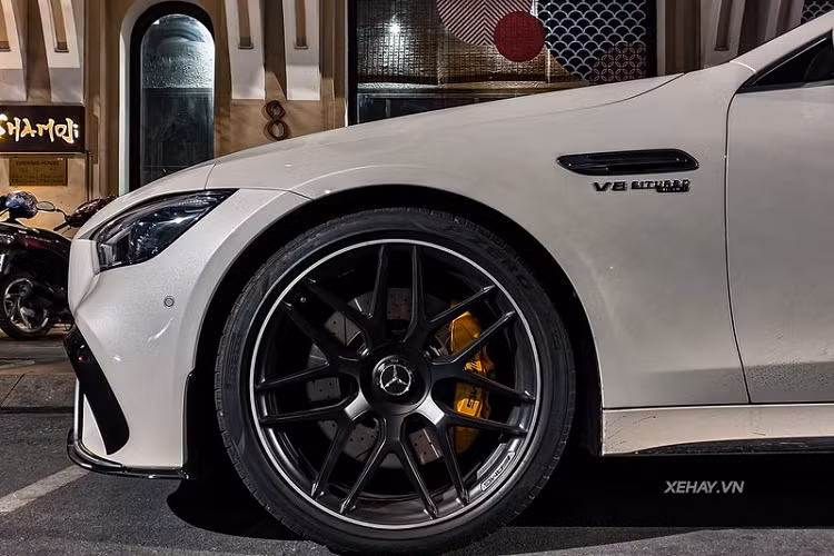 Điểm đặc trưng trong thiết kế của xe sang Mercedes-AMG GT 63S nói riêng và dòng AMG GT 4-Door nói chung chính là phần mũi xe dài, đầu xe dữ dằn với hai khe hút gió lớn, lưới tản nhiệt nan dọc Panamericana, cụm đèn chiếu sáng MULTIBEAM LED hiện đại, nắp ca-pô dập gân mạnh mẽ và khoang lái được đẩy tối đa về phía sau.