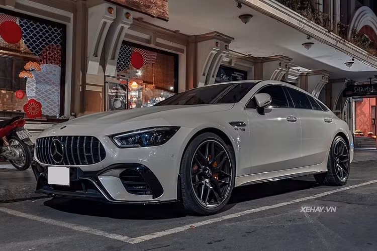 Cả Việt Nam hiện chỉ có duy nhất một chiếc Mercedes-AMG GT 63S hạng sang này, xe có màu sơn trắng tinh tế kết hợp với bộ mâm đa chấu sơn đen mờ kích thước 21 inch, kèm theo hệ thống phanh đĩa cỡ lớn hiệu năng cao với cùm phanh AMG sơn vàng nổi bật.