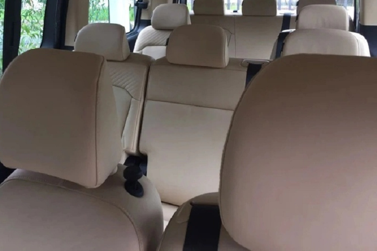 Ở bên trong, Hyundai Staria phiên bản 10 chỗ được (cấu hình 2:3:2:3) trang bị khá sơ sài với cần số dạng truyền thống, phím điều hòa đơn giản, các cửa gió điều hòa đặt trên trần, nội thất bọc trần dạng nỉ thay vì da giả Alcantara như 2.2D Premium.