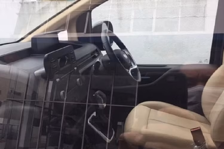 Mới đây, một chiếc xe MPV Hyundai Staria 10 chỗ đã được bắt gặp trên đường phố Malaysia, xe có màu sơn và lưới tản nhiệt khác bản 2.2D Premium 7 chỗ. Có vẻ đèn pha trên bản 10 chỗ là bóng halogen chứ không phải LED.