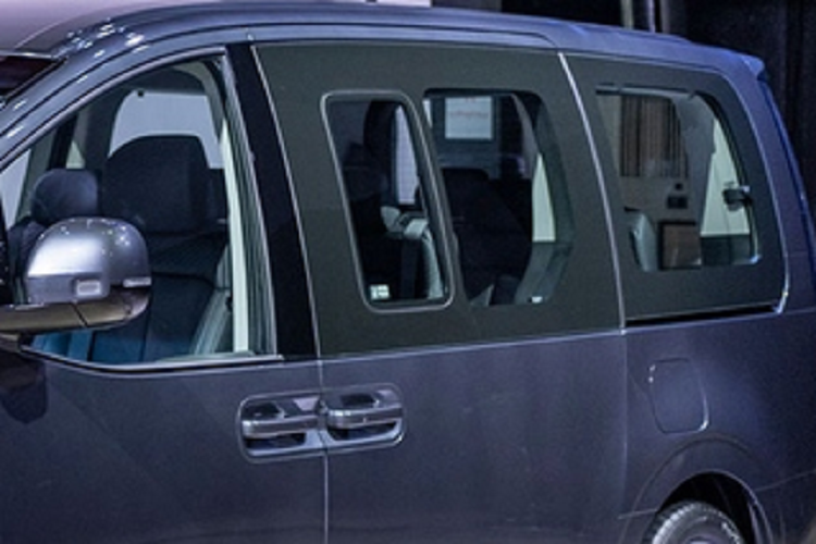 Xe dùng hệ dẫn động cầu trước kết hợp cùng hộp số tự động 8 cấp.