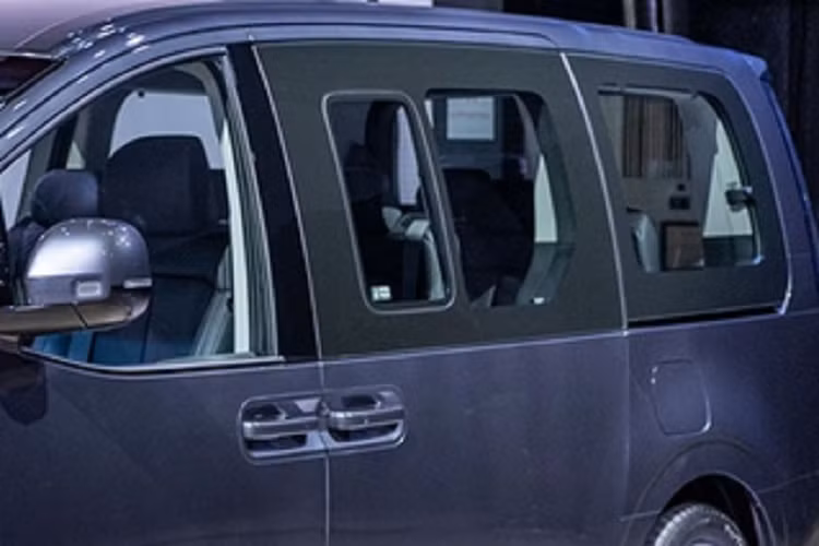 Xe dùng hệ dẫn động cầu trước kết hợp cùng hộp số tự động 8 cấp.