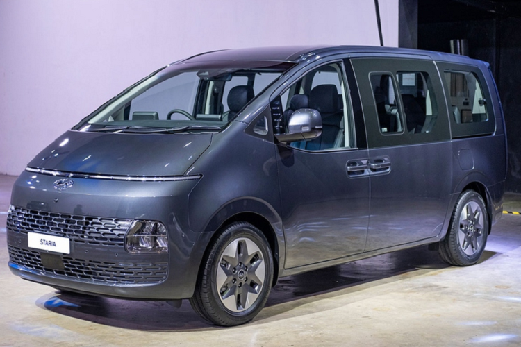 Hyundai-Sime Darby Motors (HSDM), nhà phân phối Hyundai tại Malaysia đang rục rịch giới thiệu Hyundai Staria bản 10 chỗ, bổ sung thêm sự lựa chọn cho khách hàng bởi vì hiện Staria chỉ được bán với cấu hình 7 chỗ 2.2D Premium tại Malaysia.