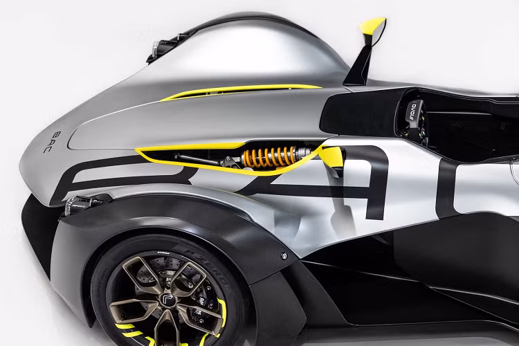 Chủ xe cũng bổ sung thêm màu sắc để tạo điểm nhấn cho bộ la-zăng hybrid carbon siêu nhẹ màu đồng. Bên trong, đường chỉ khâu tương phản màu bạc tạo thêm điểm nhấn về màu sắc mà BAC sử dụng cho ghế và tựa đầu. Chiếc xe cũng được thiết kế một vô lăng được chế tạo riêng, cũng có logo R.