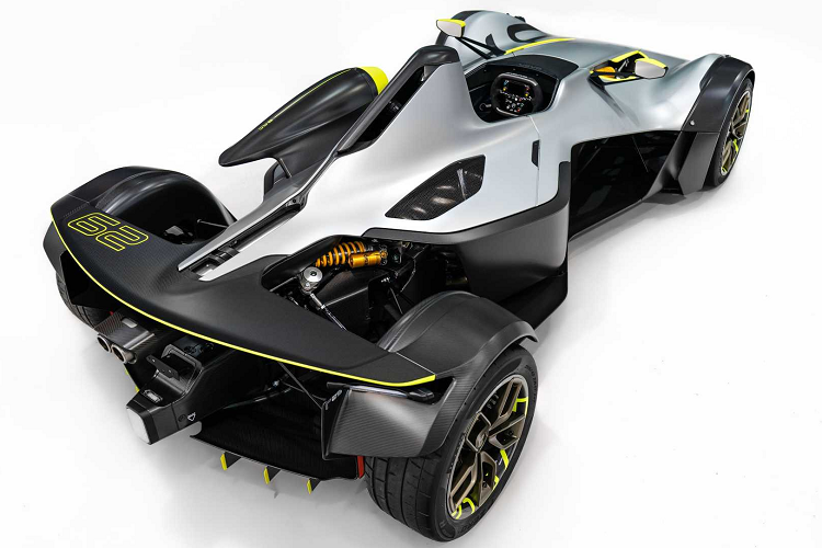 Chủ sở hữu đã làm việc với Chuyên gia Bespoke của BAC để tạo ra màu sơn tùy chỉnh, lấy cảm hứng từ khoa học viễn tưởng của chiếc xe bằng màu bạc sa tanh kết hợp với sợi carbon lộ ra ở phần dưới của xe. Tô sáng Các điểm nhấn màu vàng tô điểm cho các hốc gió, cánh gió, gương, đầu khuếch tán và các điểm nhấn ở phần mũi xe.