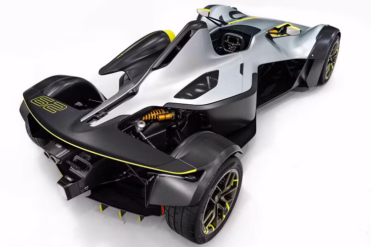 Chủ sở hữu đã làm việc với Chuyên gia Bespoke của BAC để tạo ra màu sơn tùy chỉnh, lấy cảm hứng từ khoa học viễn tưởng của chiếc xe bằng màu bạc sa tanh kết hợp với sợi carbon lộ ra ở phần dưới của xe. Tô sáng Các điểm nhấn màu vàng tô điểm cho các hốc gió, cánh gió, gương, đầu khuếch tán và các điểm nhấn ở phần mũi xe.