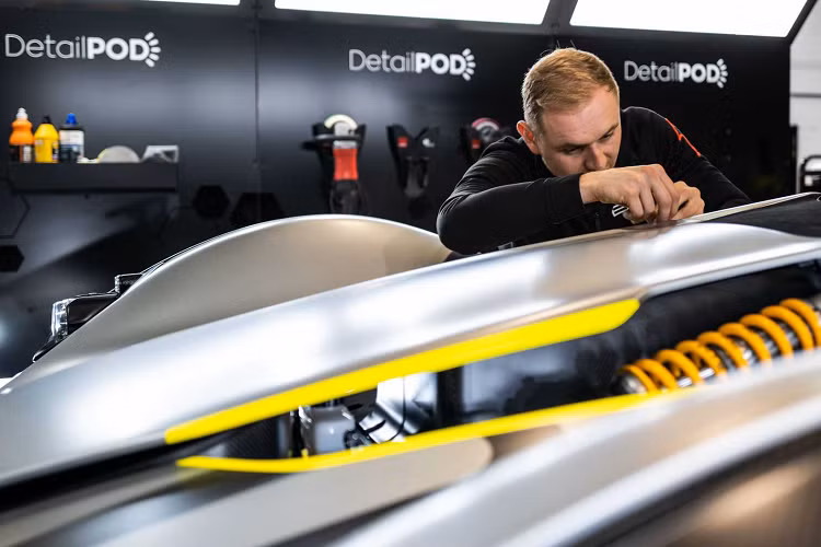 Công ty cũng đã mở rộng mạng lưới bán lẻ của mình vào năm 2022 tại Đức, Singapore và Malaysia, giúp BAC có tổng cộng 48 thị trường xuất khẩu cho Mono. Mức giá xe BAC Mono R khởi điểm từ 249.198 USD (tương đương khoảng 5,77 tỷ đồng).