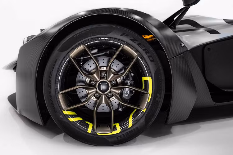 Mono R trang bị động cơ bốn xi-lanh 2,5 lít hút khí tự nhiên, sản sinh công suất 342 mã lực (và kết hợp với hộp số tuần tự sáu cấp có nguồn gốc từ Công thức 3. Chiếc xe hiệu năng cao Mono một chỗ ngồi có trọng lượng khô chỉ 555 kg.