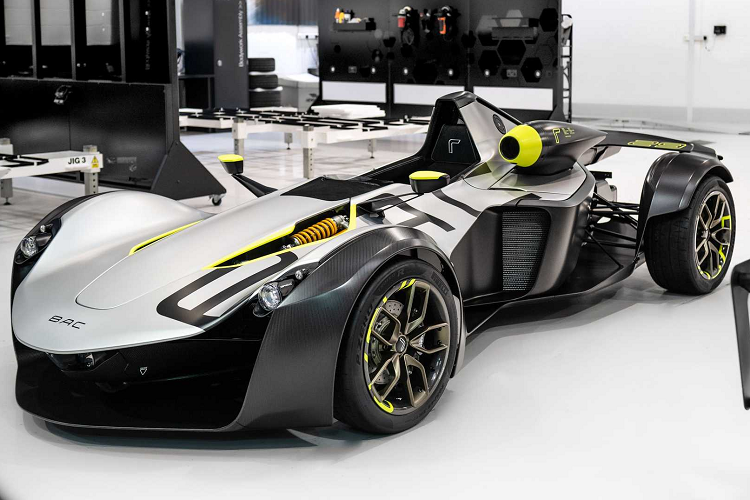 Người đồng sáng lập công ty Neill Briggs, đồng thời là giám đốc phát triển sản phẩm cho biết. “Kể từ khi chúng tôi thành lập công ty vào năm 2009, mong muốn mang đến cho khách hàng của chúng tôi trải nghiệm lái xe chân thực và thuần khiết nhất có thể đã đi đôi với quyết tâm triển khai các công nghệ và vật liệu mới nhất và sáng tạo nhất có nguồn gốc từ xe đua.”