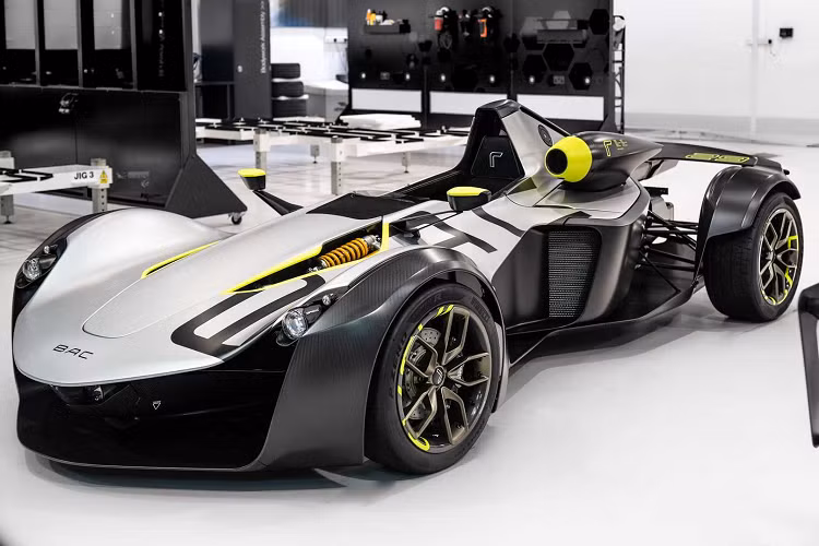 Người đồng sáng lập công ty Neill Briggs, đồng thời là giám đốc phát triển sản phẩm cho biết. “Kể từ khi chúng tôi thành lập công ty vào năm 2009, mong muốn mang đến cho khách hàng của chúng tôi trải nghiệm lái xe chân thực và thuần khiết nhất có thể đã đi đôi với quyết tâm triển khai các công nghệ và vật liệu mới nhất và sáng tạo nhất có nguồn gốc từ xe đua.”