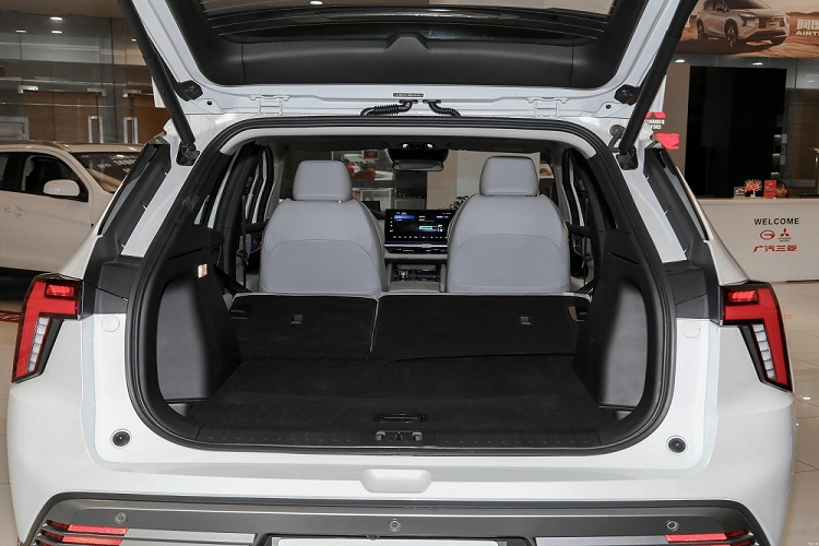 Cuối cùng là những trang bị an toàn khá đầy đủ với camera 360 độ, hệ thống kiểm soát hành trình thích ứng, cảnh báo chệch làn đường, hỗ trợ giữ làn đường, cảnh báo va chạm phía trước tích hợp phanh khẩn cấp tự động, phát hiện điểm mù và hỗ trợ lái xe khi tắc đường. Nhờ đó, mẫu xe này đủ tiêu chuẩn để có hệ thống lái bán tự động cấp độ 2.