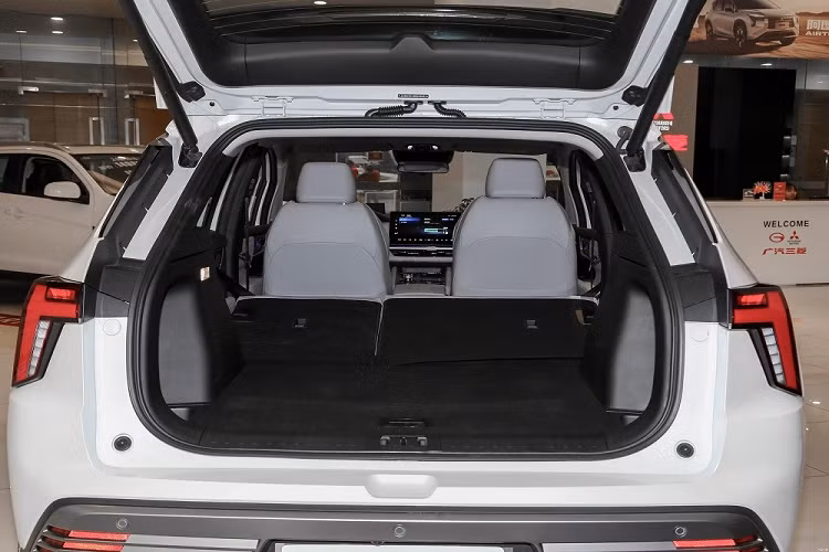 Cuối cùng là những trang bị an toàn khá đầy đủ với camera 360 độ, hệ thống kiểm soát hành trình thích ứng, cảnh báo chệch làn đường, hỗ trợ giữ làn đường, cảnh báo va chạm phía trước tích hợp phanh khẩn cấp tự động, phát hiện điểm mù và hỗ trợ lái xe khi tắc đường. Nhờ đó, mẫu xe này đủ tiêu chuẩn để có hệ thống lái bán tự động cấp độ 2.