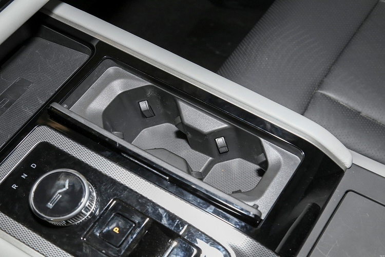 Bên trong mẫu xe này xuất hiện mặt táp-lô phẳng, bảng đồng hồ kỹ thuật số và màn hình thông tin giải trí đều có kích thước 12,3 inch, vô lăng đa chức năng 3 chấu hoàn toàn mới cũng như núm xoay chuyển số trên cụm điều khiển trung tâm. Bên dưới cụm điều khiển trung tâm còn có ngăn chứa đồ khá lớn.