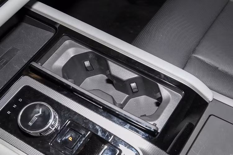 Bên trong mẫu xe này xuất hiện mặt táp-lô phẳng, bảng đồng hồ kỹ thuật số và màn hình thông tin giải trí đều có kích thước 12,3 inch, vô lăng đa chức năng 3 chấu hoàn toàn mới cũng như núm xoay chuyển số trên cụm điều khiển trung tâm. Bên dưới cụm điều khiển trung tâm còn có ngăn chứa đồ khá lớn.