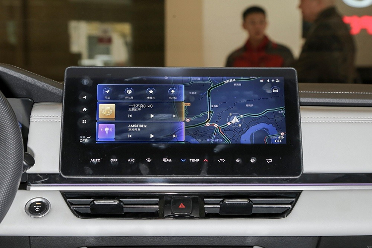 Vòng ra phía sau, chúng ta sẽ bắt gặp cụm đèn hậu hình chữ "L" tương tự đèn pha, tạo sự tương đồng cho ngoại thất. Trên cản sau cũng có ốp dạng lưới nằm ngang giống ở đầu xe. Nhờ chiều dài cơ sở lớn nên nội thất bên trong Mitsubishi Airtrek EV 2022 khá rộng rãi.