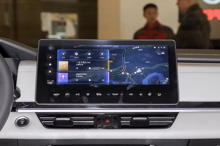 Vòng ra phía sau, chúng ta sẽ bắt gặp cụm đèn hậu hình chữ "L" tương tự đèn pha, tạo sự tương đồng cho ngoại thất. Trên cản sau cũng có ốp dạng lưới nằm ngang giống ở đầu xe. Nhờ chiều dài cơ sở lớn nên nội thất bên trong Mitsubishi Airtrek EV 2022 khá rộng rãi.