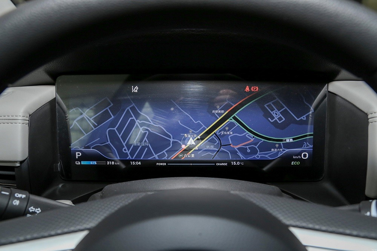 Thêm vào đó là nẹp mạ crôm nằm bên dưới cửa và bao quanh kính cửa sổ, tương phản với các cột màu đen. Trên cửa trước còn có tem chữ nổi "EV" như dấu hiệu chứng tỏ đây là xe điện. Tùy phiên bản, Mitsubishi Airtrek EV 2022 sẽ dùng vành 19 inch hoặc 20 inch.