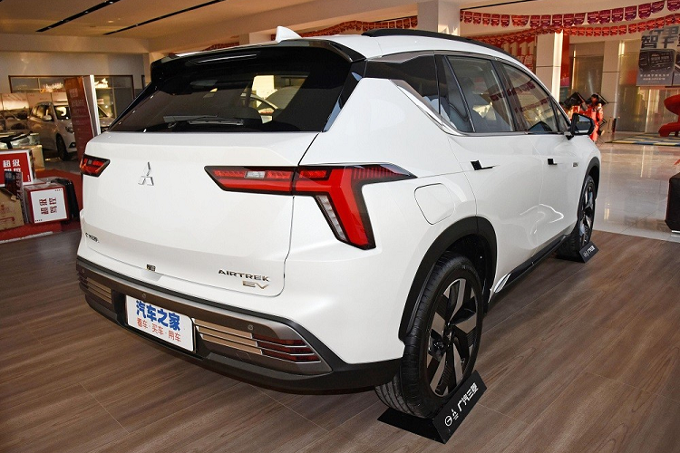 Bên ngoài, Mitsubishi Airtrek EV giá rẻ vẫn được áp dụng ngôn ngữ thiết kế quen thuộc của thương hiệu Mitsubishi. Điều này được thể hiện rõ qua thiết kế đầu xe với 2 nẹp mạ crôm sáng bóng kéo dài từ đèn pha xuống cản trước và bao quanh lưới tản nhiệt. Tiếp đến là hệ thống đèn trước được chia thành 2 tầng. Trong đó, dải đèn LED định vị ban ngày thanh mảnh nằm bên trên và đèn pha hình chữ "L" được đặt bên dưới. Ngoài ra, mẫu SUV thuần điện này còn có hốc gió trung tâm hình thang khá lớn với viền màu bạc xung quanh.