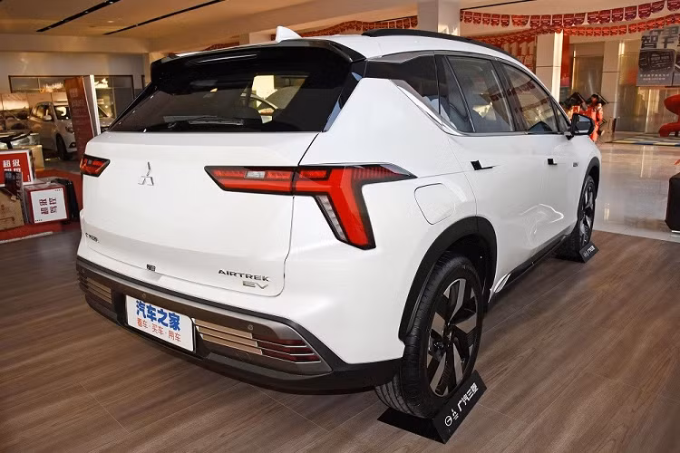 Bên ngoài, Mitsubishi Airtrek EV giá rẻ vẫn được áp dụng ngôn ngữ thiết kế quen thuộc của thương hiệu Mitsubishi. Điều này được thể hiện rõ qua thiết kế đầu xe với 2 nẹp mạ crôm sáng bóng kéo dài từ đèn pha xuống cản trước và bao quanh lưới tản nhiệt. Tiếp đến là hệ thống đèn trước được chia thành 2 tầng. Trong đó, dải đèn LED định vị ban ngày thanh mảnh nằm bên trên và đèn pha hình chữ "L" được đặt bên dưới. Ngoài ra, mẫu SUV thuần điện này còn có hốc gió trung tâm hình thang khá lớn với viền màu bạc xung quanh.