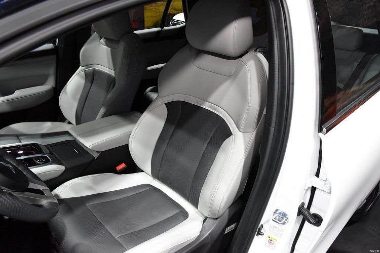 Ngoài ra, xe còn có tính năng cập nhật phần mềm qua Wi-Fi, điều hòa tự động 2 vùng, hệ thống lọc bụi mịn PM2.5, ghế trước chỉnh điện/sưởi ấm/làm mát/nhớ vị trí và hệ thống âm thanh 8 loa. Thể tích khoang hành lý của xe là 368 lít hoặc 1.102 lít nếu ghế sau gập xuống.