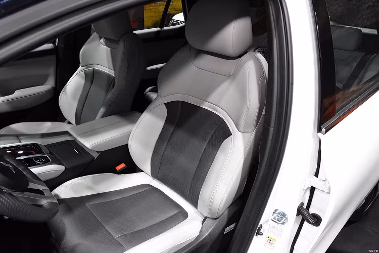 Ngoài ra, xe còn có tính năng cập nhật phần mềm qua Wi-Fi, điều hòa tự động 2 vùng, hệ thống lọc bụi mịn PM2.5, ghế trước chỉnh điện/sưởi ấm/làm mát/nhớ vị trí và hệ thống âm thanh 8 loa. Thể tích khoang hành lý của xe là 368 lít hoặc 1.102 lít nếu ghế sau gập xuống.