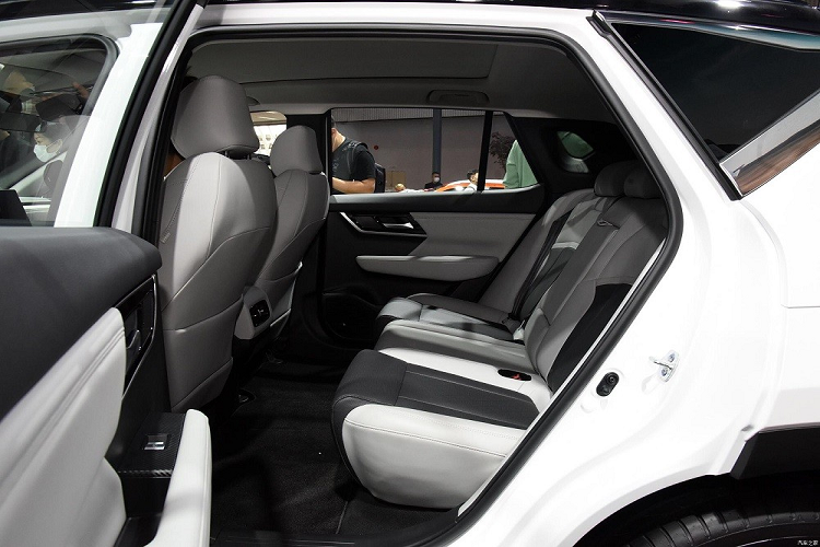 "Trái tim" của Mitsubishi Airtrek EV 2022 là mô-tơ điện mạnh 165 kW (khoảng 221 mã lực) và mô-men xoắn cực đại 350 Nm, kết hợp với cụm pin 70 kWh. Nhờ đó, bản Pioneer có phạm vi di chuyển 500 km trong khi con số tương ứng của bản Hardcore là 520 km.