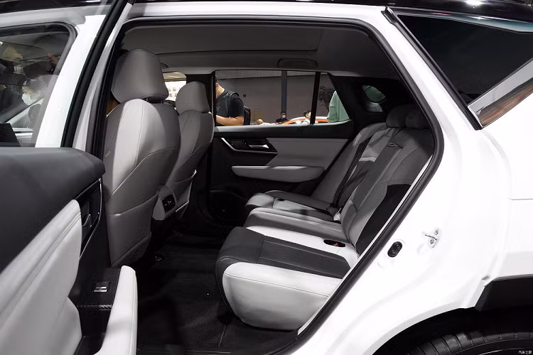 "Trái tim" của Mitsubishi Airtrek EV 2022 là mô-tơ điện mạnh 165 kW (khoảng 221 mã lực) và mô-men xoắn cực đại 350 Nm, kết hợp với cụm pin 70 kWh. Nhờ đó, bản Pioneer có phạm vi di chuyển 500 km trong khi con số tương ứng của bản Hardcore là 520 km.