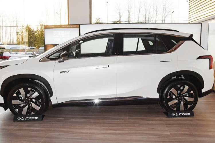 Như thông tin đã đưa, Airtrek EV là sản phẩm phát triển chung của hãng Mitsubishi và đối tác Guangzhou Automobile Group (GAC) tại Trung Quốc. Do đó, xe được phát triển dựa trên mẫu ôtô Trung Quốc GAC Aion V. Theo hãng Mitsubishi, Airtrek EV 2022 sở hữu chiều dài 4.630 mm, chiều rộng 1.920 mm, chiều cao 1.728 mm và chiều dài cơ sở 2.830 mm.