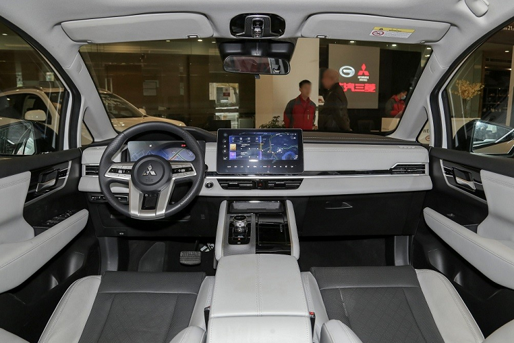 Ở bên sườn, Mitsubishi Airtrek EV 2022 cũng có tay nắm cửa nằm chìm vào thân xe theo xu hướng chung của các mẫu ô tô điện ngày nay. Thiết kế này mang đến sự liền lạc cho thân xe và giảm hệ số lực cản không khí, từ đó tăng phạm vi di chuyển.