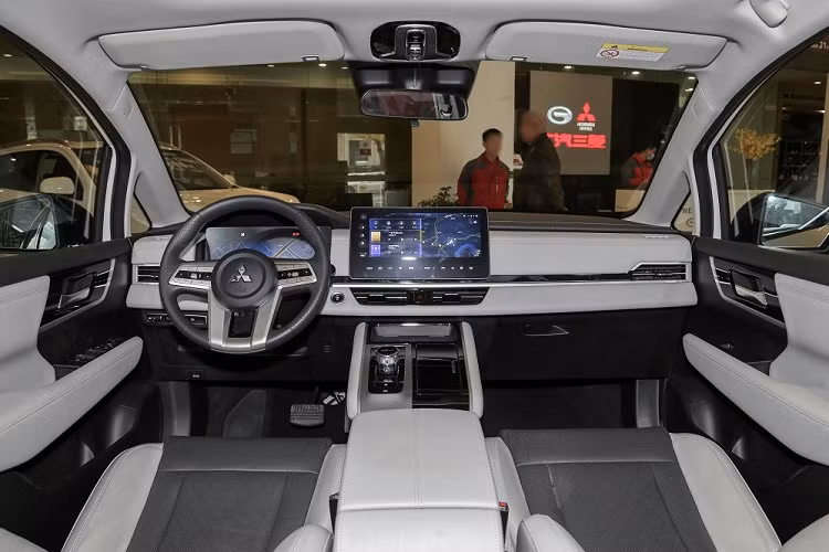 Ở bên sườn, Mitsubishi Airtrek EV 2022 cũng có tay nắm cửa nằm chìm vào thân xe theo xu hướng chung của các mẫu ô tô điện ngày nay. Thiết kế này mang đến sự liền lạc cho thân xe và giảm hệ số lực cản không khí, từ đó tăng phạm vi di chuyển.