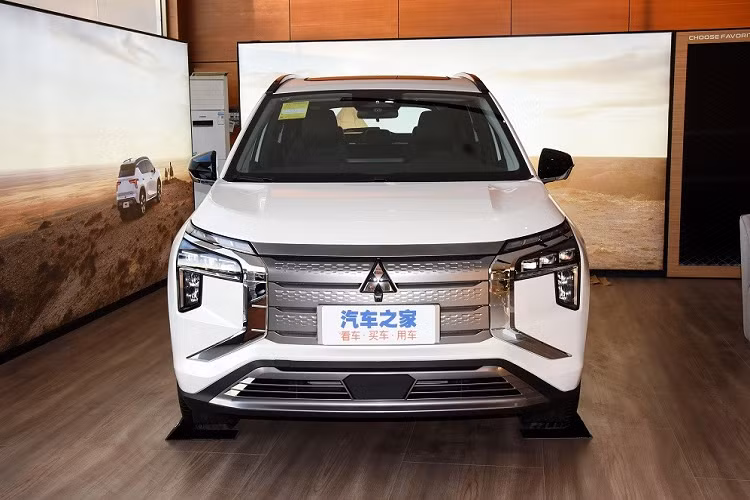 So với đàn anh Mitsubishi Outlander 2022, mẫu SUV này ngắn hơn 80 mm, rộng hơn 60 mm, thấp hơn 17 mm nhưng chiều dài cơ sở lại nhỉnh hơn 125 mm. Dù có chiều dài cơ sở lớn nhưng mẫu xe này vẫn được định vị trong phân khúc SUV cỡ C.