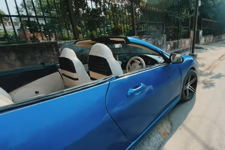 Những manh mối khác có thể thấy ở vòm bánh xe, nơi có những bộ la-zăng hậu mãi được gắn đầy đủ logo “đinh ba” của thương hiệu Ý. Thân vỏ của chiếc Accord ban đầu cũng được độ lại thành kiểu thiết kế 2 cửa, hoàn thiện với mui gấp mềm.