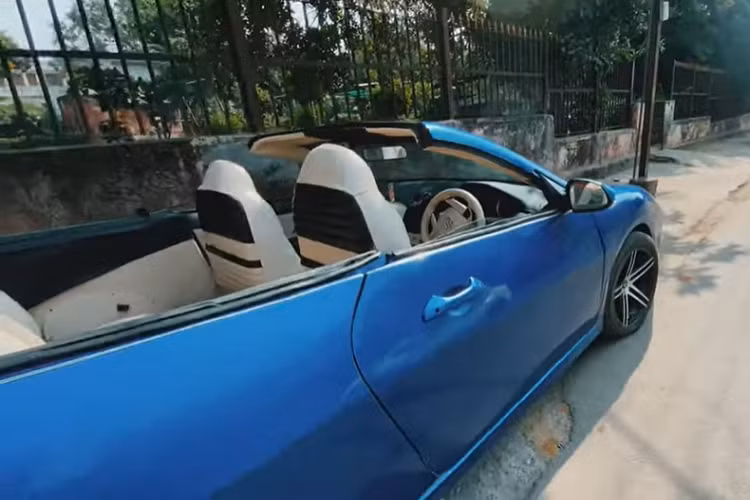 Những manh mối khác có thể thấy ở vòm bánh xe, nơi có những bộ la-zăng hậu mãi được gắn đầy đủ logo “đinh ba” của thương hiệu Ý. Thân vỏ của chiếc Accord ban đầu cũng được độ lại thành kiểu thiết kế 2 cửa, hoàn thiện với mui gấp mềm.